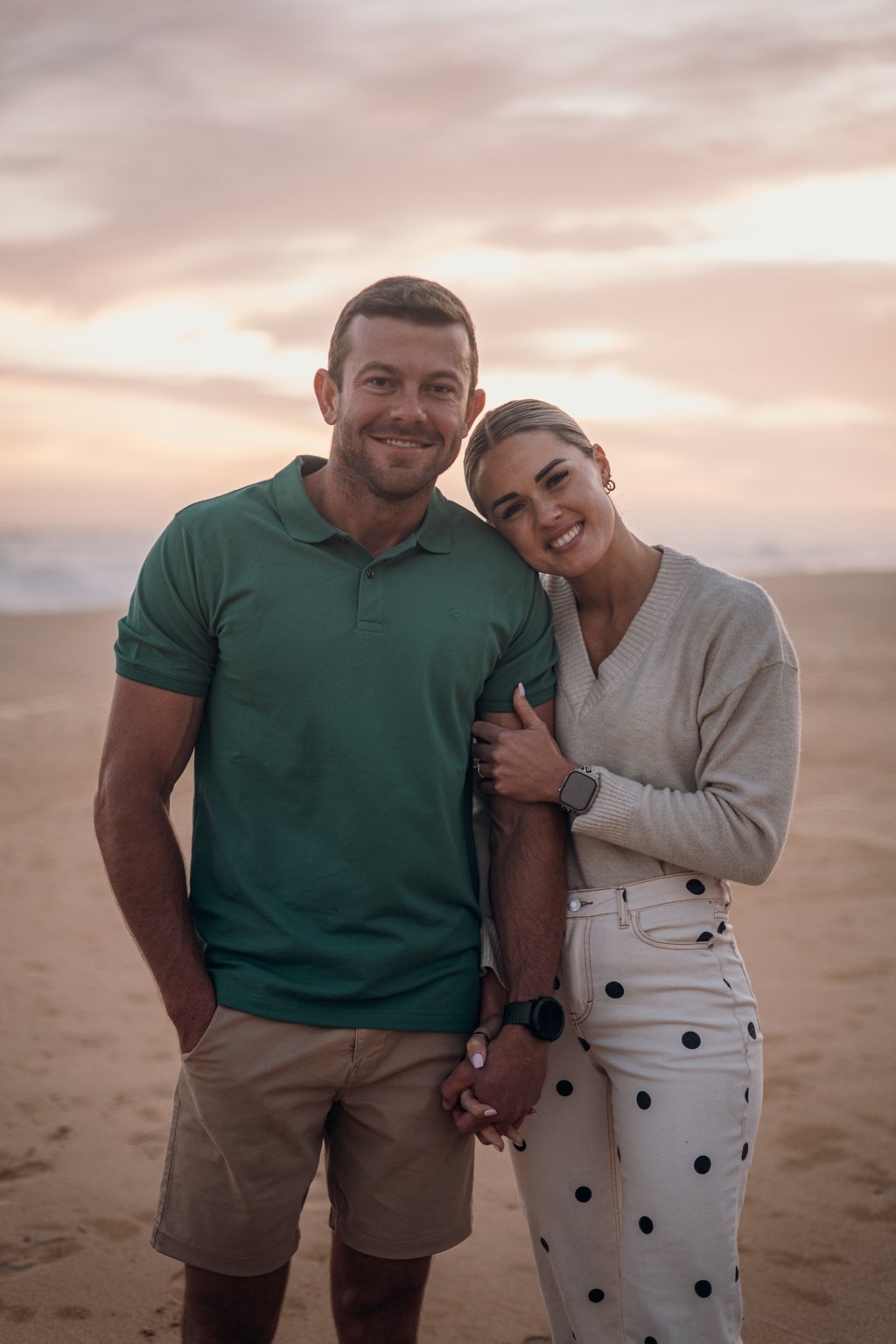 Michael en Jacqueline saam op die strand tydens hulle verlowing
