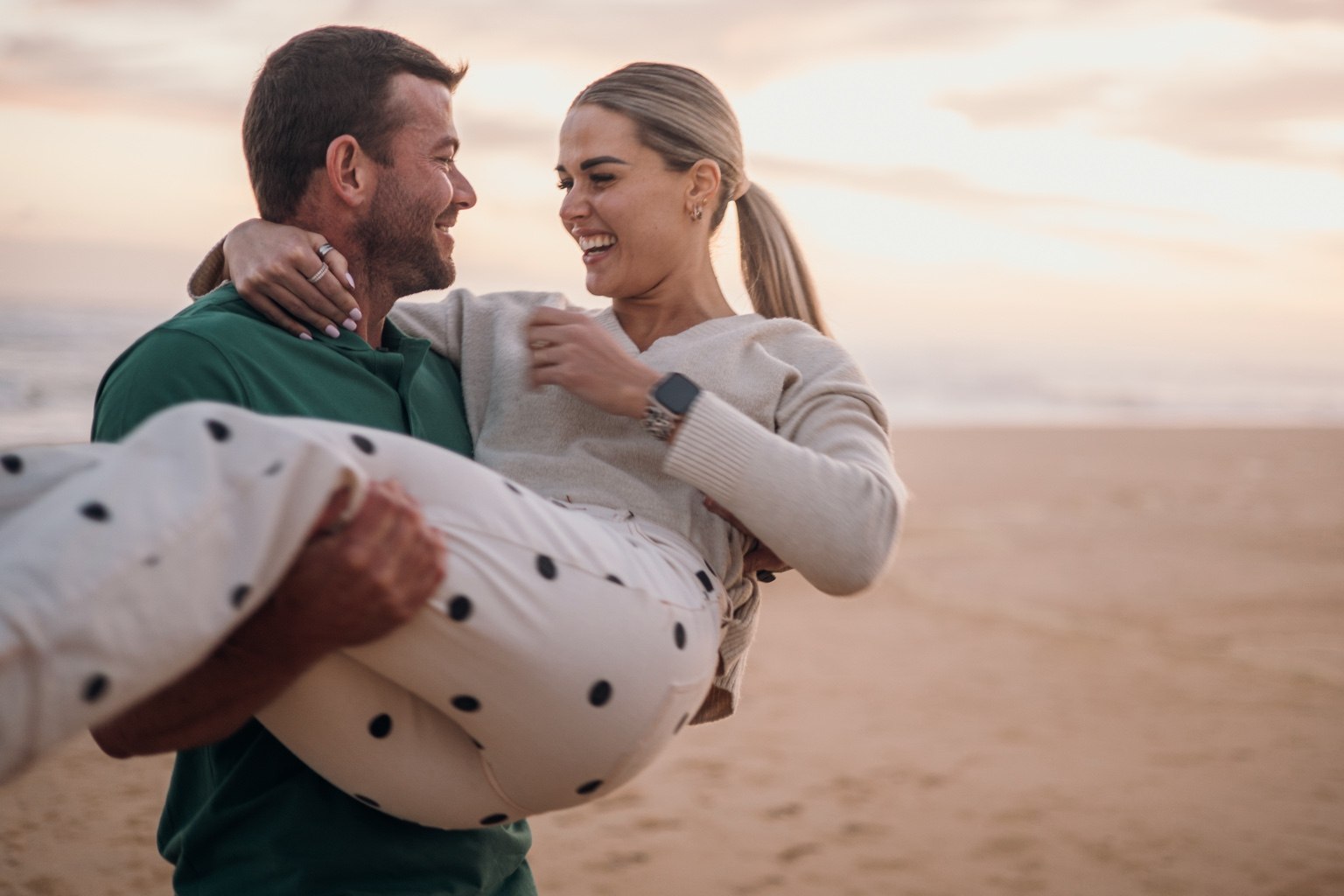 Michael dra Jacqueline op die strand